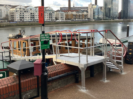Houseboat / Gangway